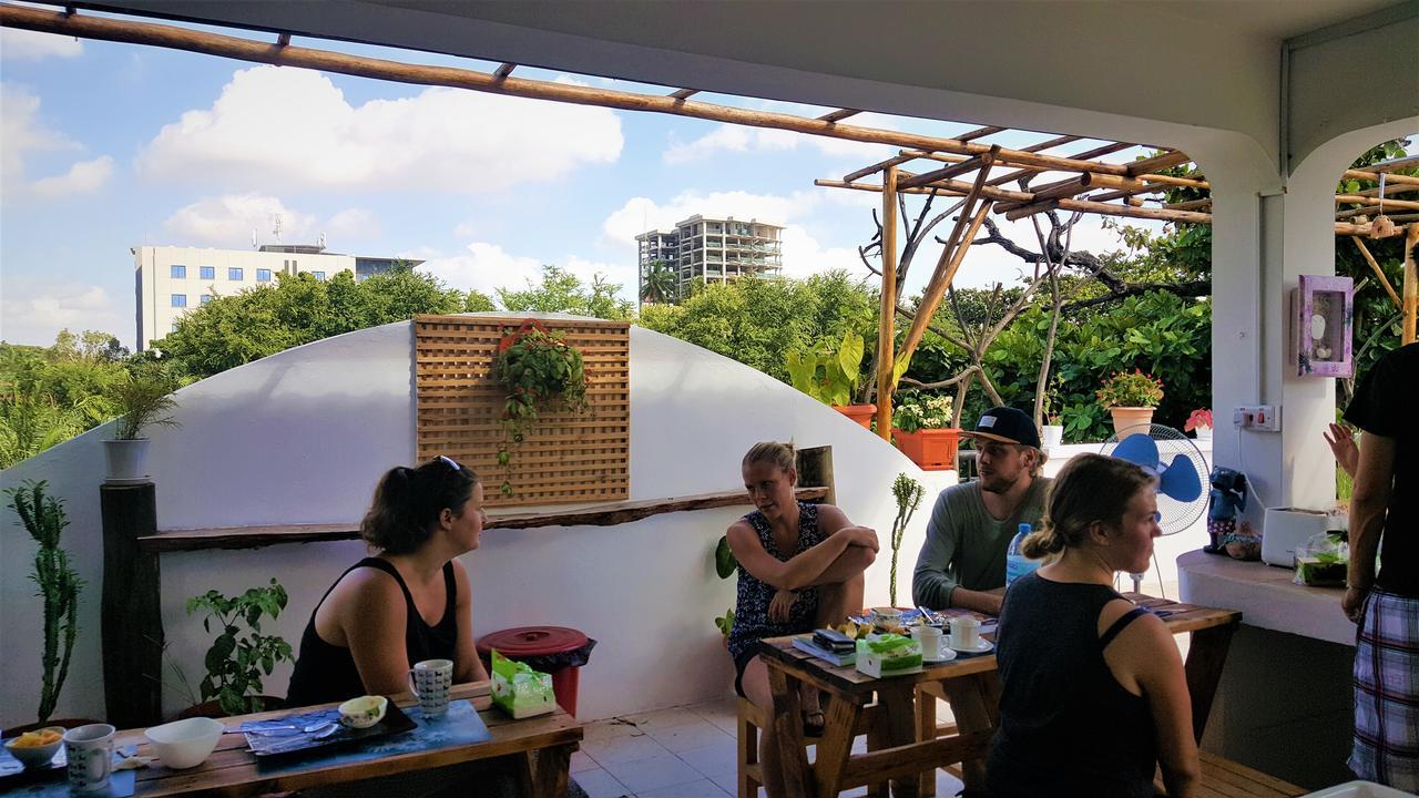 Hunch Backpackers Albergue Dar es Salaam Exterior foto