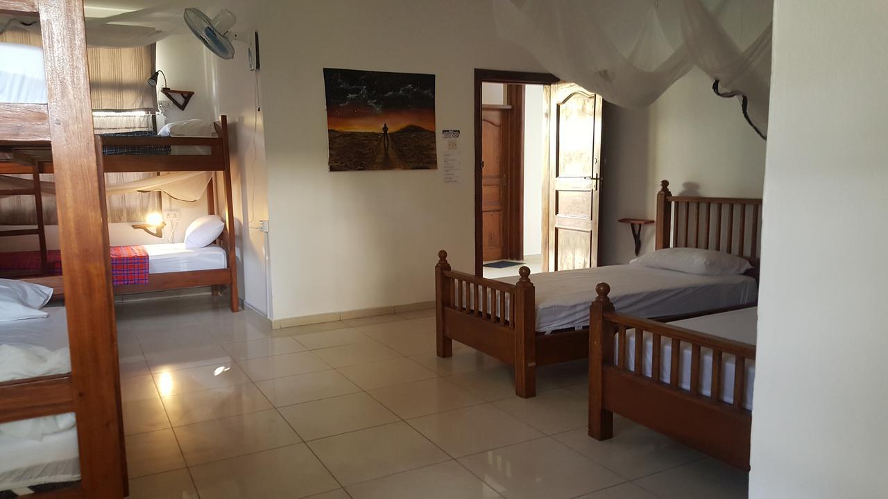 Hunch Backpackers Albergue Dar es Salaam Exterior foto