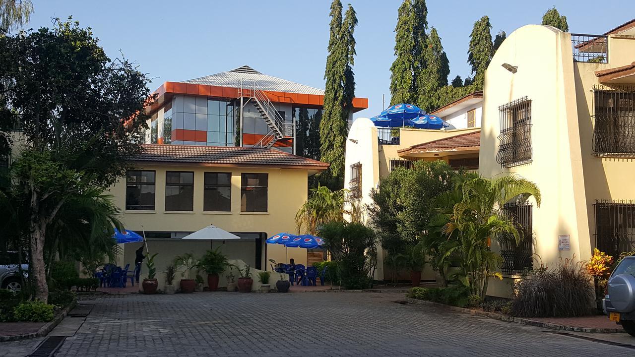 Hunch Backpackers Albergue Dar es Salaam Exterior foto